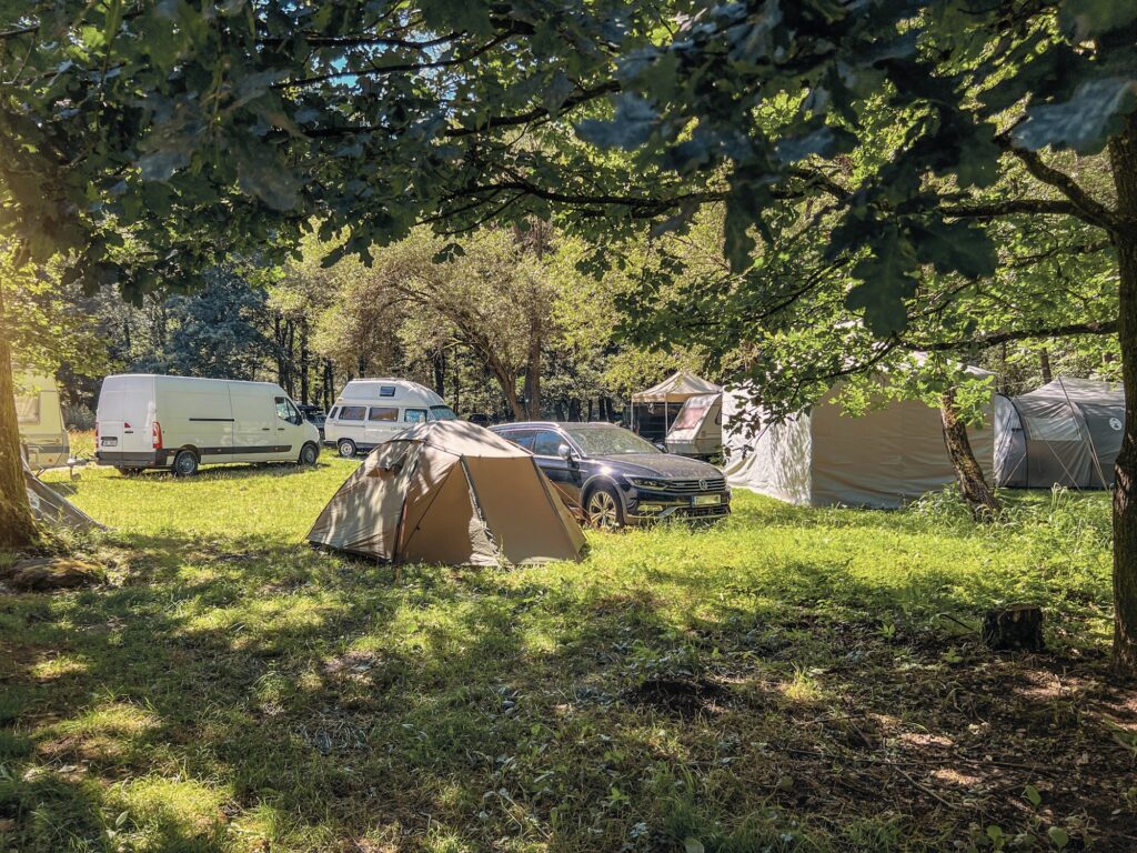 Místo pro stany a karavany Kemp na Pískárně